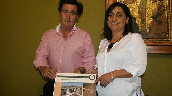 El alcalde, Jesús García, y la concejala Nuria Fernández