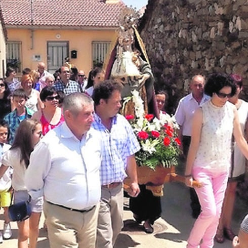 Los vecinos recorrieron las calles del pueblo en procesión. 