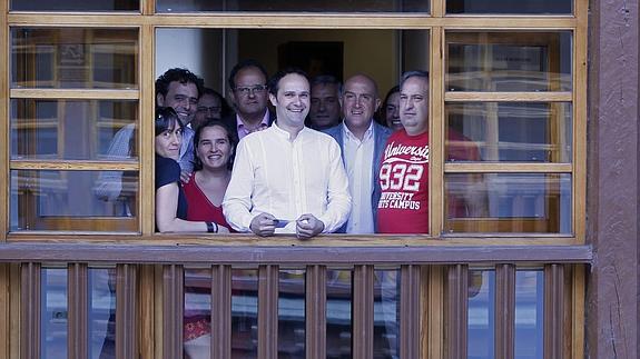 Ana Zamora, Ramón Enríquez, Mercedes Herrero, José Ignacio Rodríguez, Álex Rodríguez, Jesús Julio Carnero y el alcalde en funciones de Urones de Castroponce tras la presentación. 