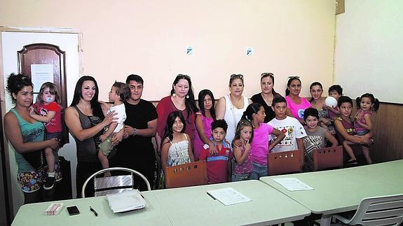 Responsables de Isvaes y un grupo de niños beneficiados por las ayudas