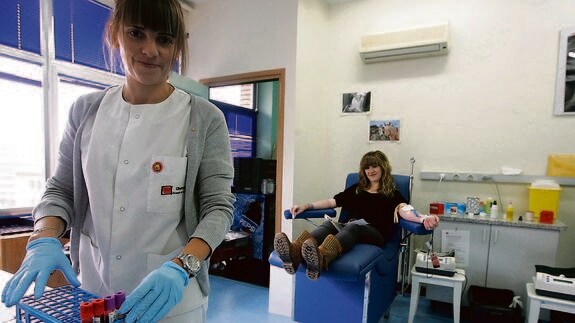 Enfermera y donante durante el proceso de extracción en el Centro de Hemoterapia y Hemodonación del hospital Virgen de la Vega. 