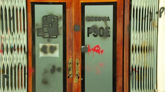 Pintadas en la puerta de la sede del PSOE de Segovia, este miércoles por la mañana.