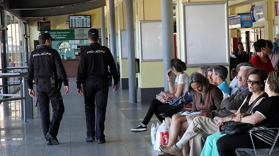 Una patrulla de Policía en las independencias de la estación de autobuses.