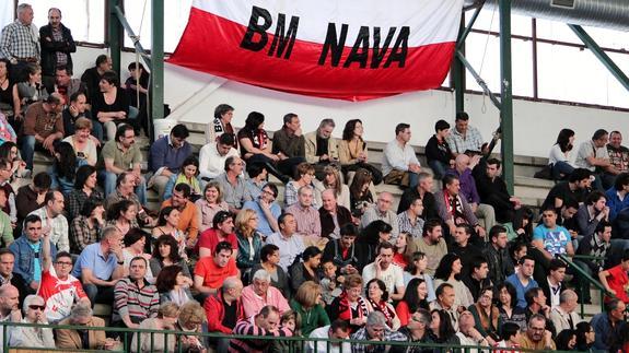 La grada del pabellón de Nava durante un partido. 