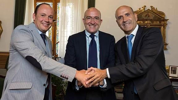 Carlos Villar, Jesús Julio Carnero y Enrique Maganto, tras la firma. 