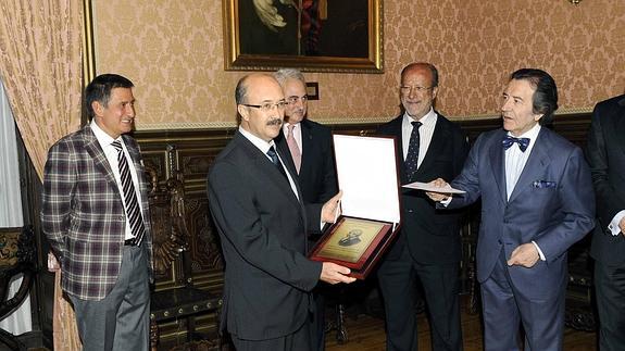 Pedro Antonio Martínez Robles recibe el II Premio de Poesia Jose Zorrilla en el Salón del Trono del Palacio Real de Valladolid