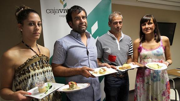 Los organizadores muestran las tapas ecológicas durante la presentación.