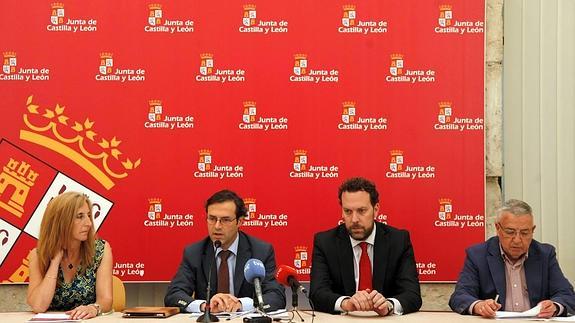 La alcaldesa de Alba de Tormes, Concepción Miguélez; el director general de Turismo, Javier Ramírez; el concejal de Cultura de Ávila, Héctor Palencia, y el presidente de Fecitcal, Francisco Gallego, en la presentación del Día del Turismo de Castilla y León