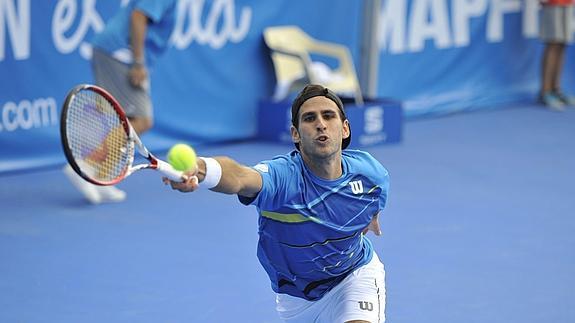 Adrián Menéndez se estira a por una pelota. 