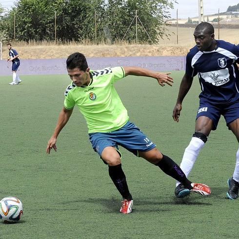 Juanjo, con el dorsal 10 del Real Valladolid, en un lance del partido.