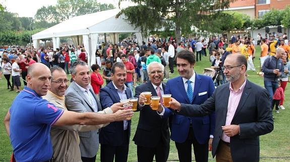 Pregonero y autoridades brindan con cerveza al acabar el acto que daba inicio a las fiestas. 