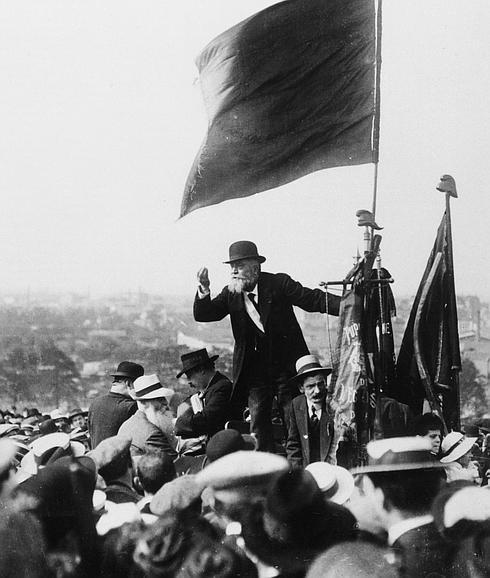 Jaurès arenga a las masas contra la guerra en París.
