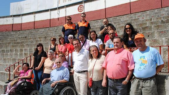 El alcalde y un grupo de vecinos posan en la delantera del tendido 9. 