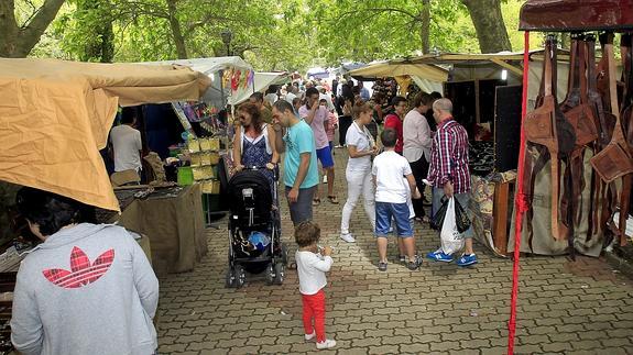 El público visita varios puestos, ayer, en la inauguración de la feria. 