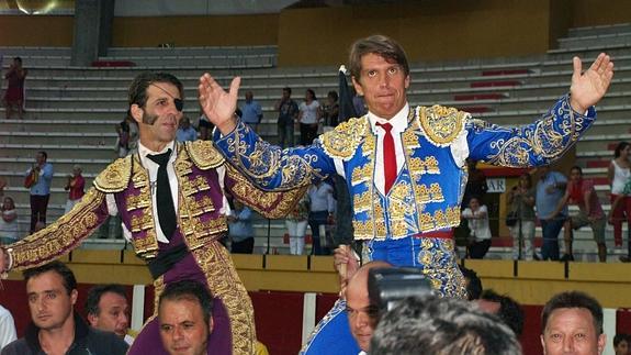 Padilla y El Cordobés salen en hombros de la plaza de toros de íscar. 