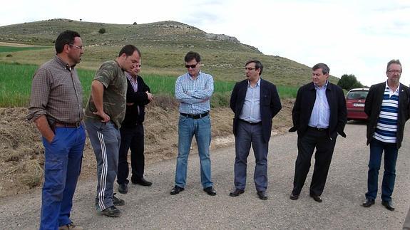 Francisco Vázquez observa el estadio del camino de Montejo de la Vega tras el arreglo. 