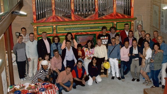 Francis Chapelet, en el centro, rodeado de discípulos, integrantes de la fundación que lleva su nombre y amigos, este sábado en Abarca. 