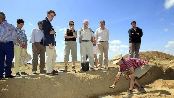 Visita de los representantes de la Junta al yacimiento de Dessobriga.