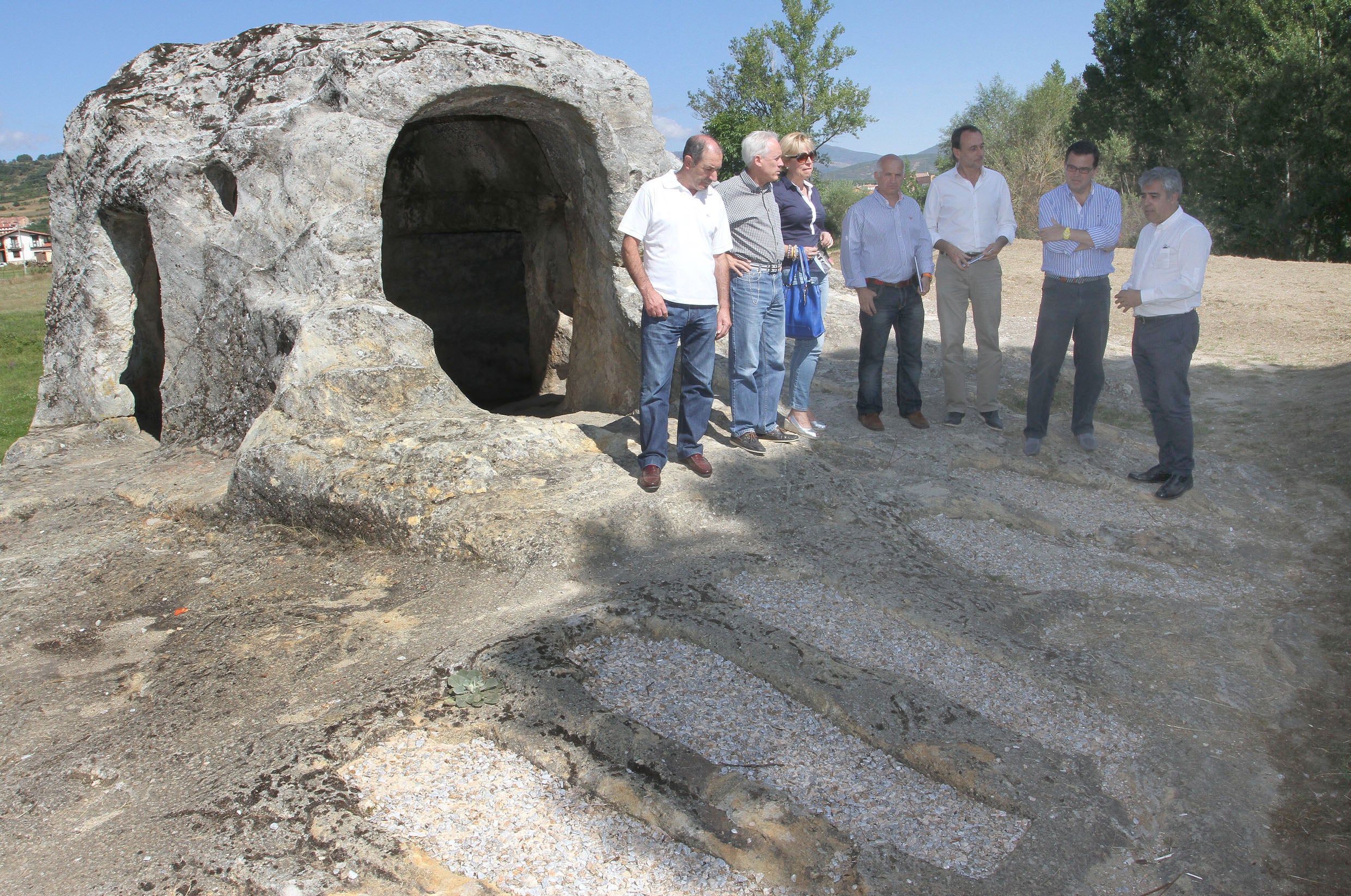 El secretario general de la Consejería de Cultura y Turismo, José Rodríguez Sanz-Pastor, segundo por la derecha, junto al delegado de la Junta, Luis Domingo González, el alcalde de Cervera, Urbano Alonso y el director de la Fundación Santa María La Real, Juan Carlos Prieto, en la visita a la Cueva de San Vicente, en Cervera de Pisuerga. 