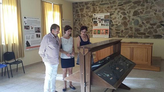 Visita de representantes municipales y provinciales a la exposición.