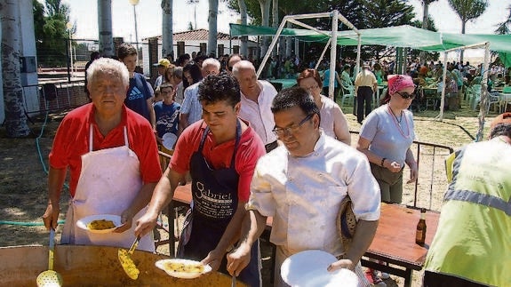 Un momento de la preparación de la paella a cargo de Cátering Gabriel.