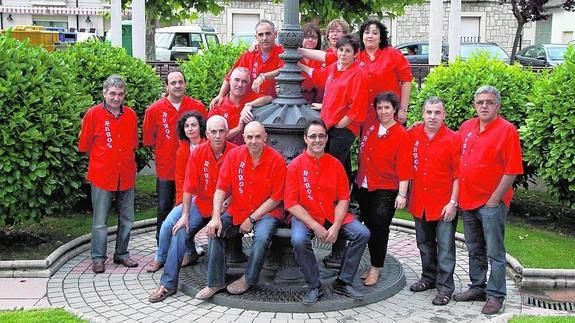 Los miembros de la peña Los Raros posan con su característica camisa roja.