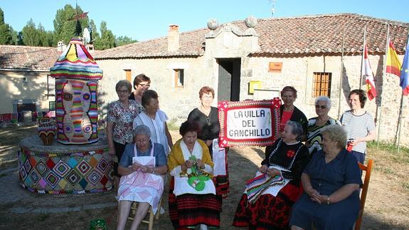 Mujeres de la localidad que han elaborado las piezas de ganchillo.