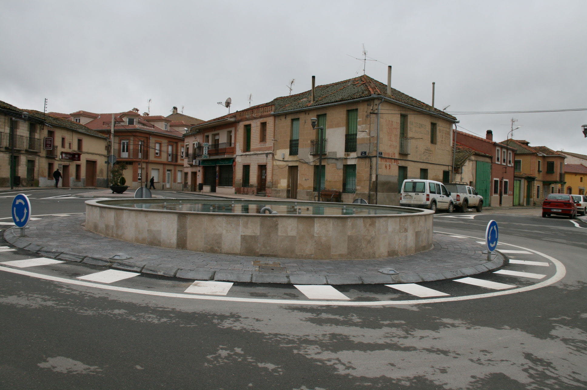 Rotonda de acceso a la Plaza Mayor de Abades. 