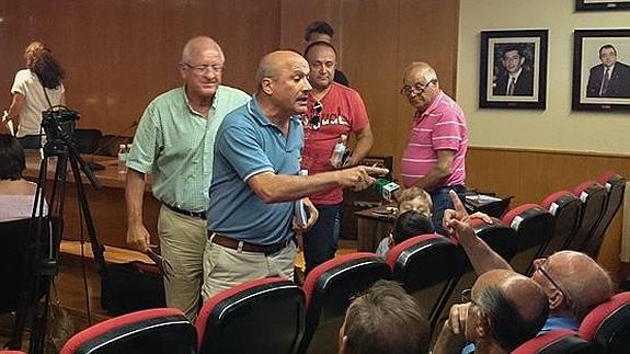 El Pleno de Bembibre acaba con la expulsión del portavoz del PSOE por acusar al alcalde de mentir