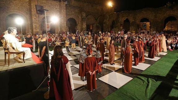 El monasterio de Carracedo se vuelve un enorme tablero de ajedrez viviente