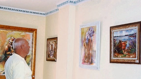 Carmen Rivera presenta su obra pictórica en el Ayuntamiento de Castrejón