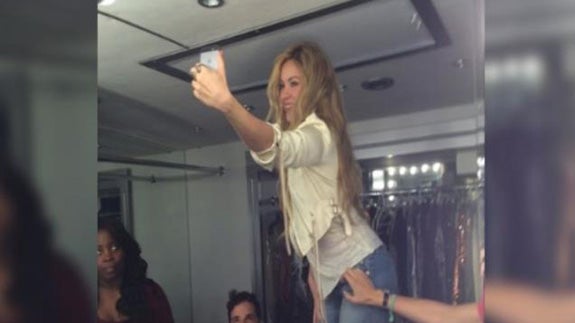 Shakira haciéndose un selfie