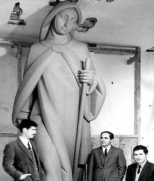 Fotografía realizada en el taller de Fernando Cruz (c) cuando se estaba modelando la figura en barro. El Norte