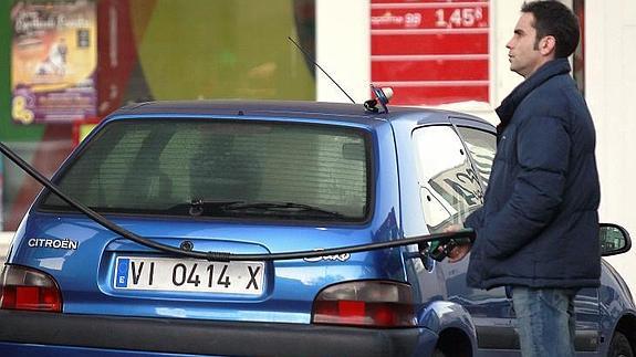 Un conductor reposta en una gasolinera de Valladolid. A. QUINTERO