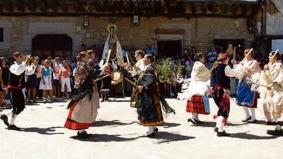 Los paleos fueron unos de los bailes que el público asistente siguió con atención, público entre el que se encontraban diversas niñas ataviadas con los trajes típicos.