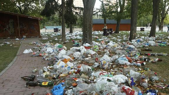 Restos del botellón en Valladolid