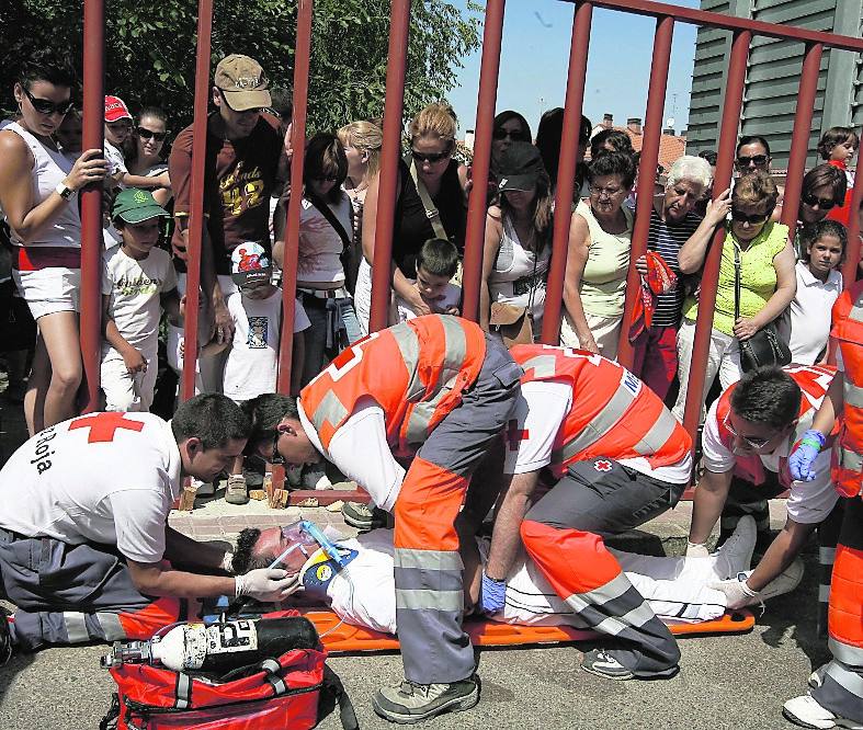 Voluntarios de Cruz Roja, en un simulacro de una cogida taurina en un falso encierro en Tudela. 