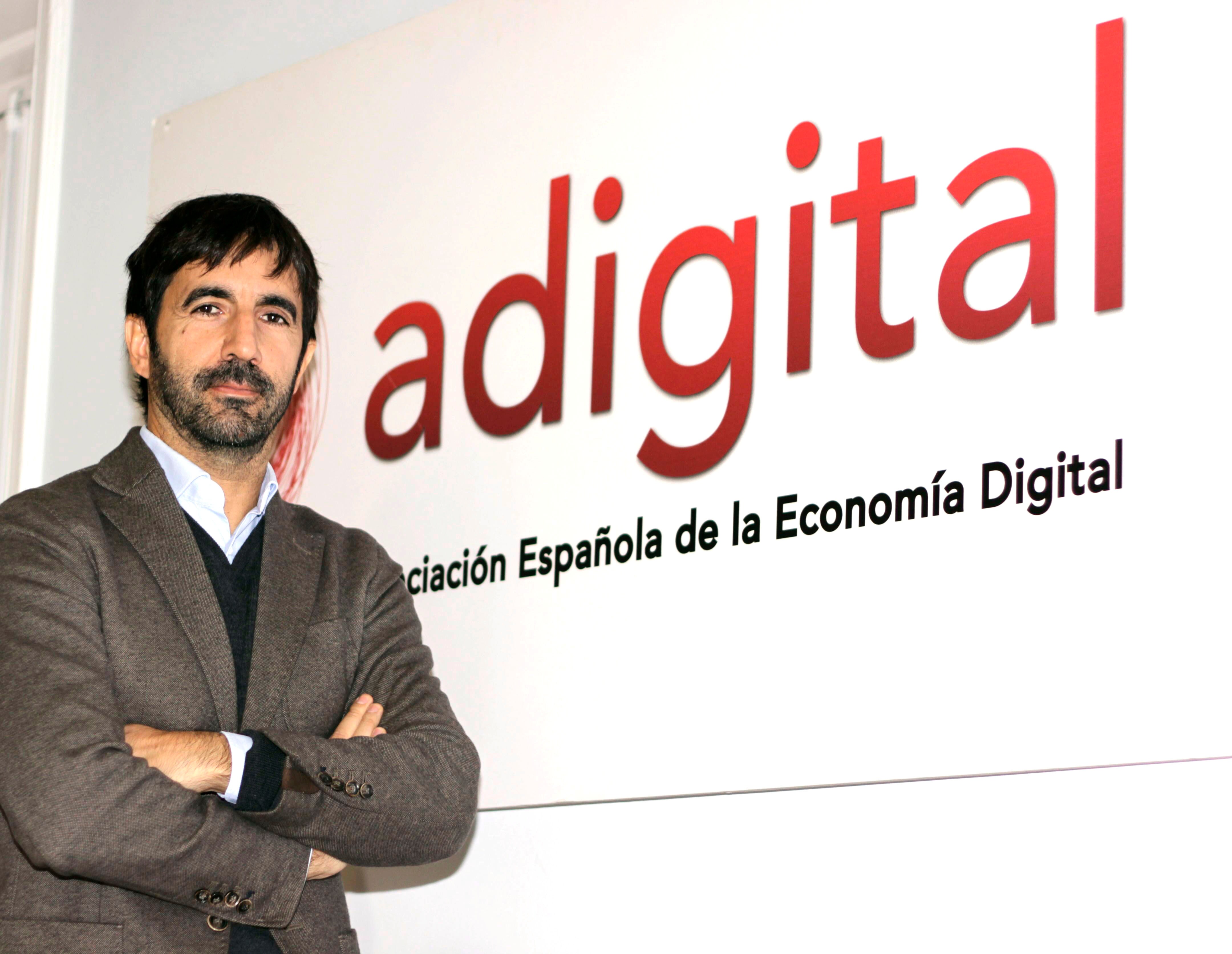 José Luis Zimmermann junto a un rótulo de Adigital, la asociación de la que es director general.