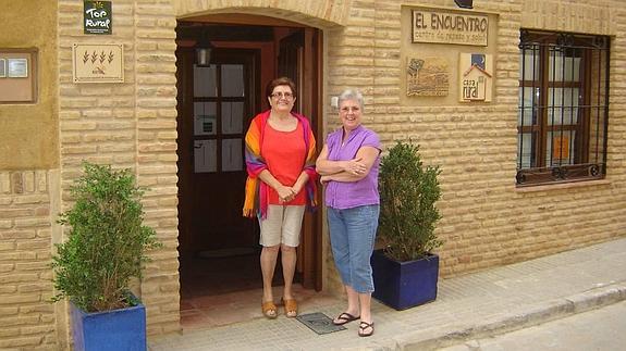 Turistas a la entrada de la casa rural El Encuentro, en Villalón de Campos (Valladolid)