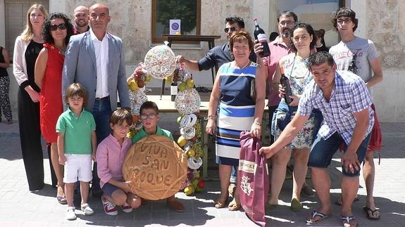 La familia de Pilar Posadas posa con las viandas del arco engalanado. 