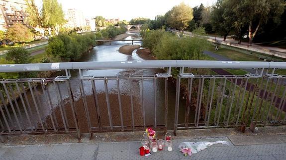 Flores y velas en el lugar en el que cayó asesinada la política leonesa. 