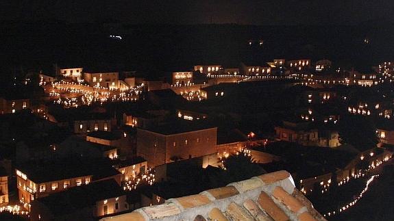 Calles y casas de Fuentesoto adornadas con faroles y candelas en la Procesión de las Velas.