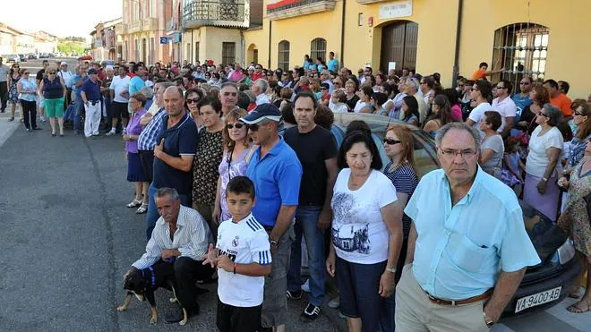 Concentración de vecinos en Rueda, ayer por la tarde, para denunciar los reiterados robos en el municipio. 