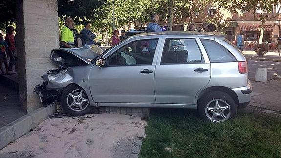 Una mujer resulta herida al salirse con su coche y chocar contra una columna de un edificio en la avenida de La Libertad, en Ponferrada.