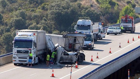 Accidente entre dos camiones en la autoví­a A-6 en el término municipal de Ponferrada (León)