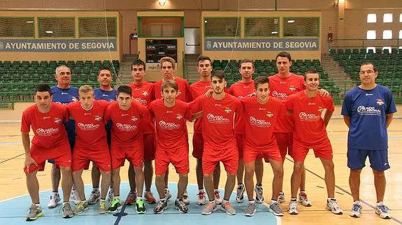 La plantilla y el cuerpo técnico del Segovia Futsal para la temporada 2014/2015. 