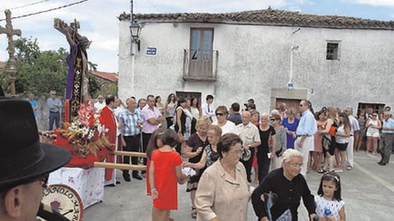 Los vecinos de Nava de Francia participaron ayer en el ofertorio al Cristo. 