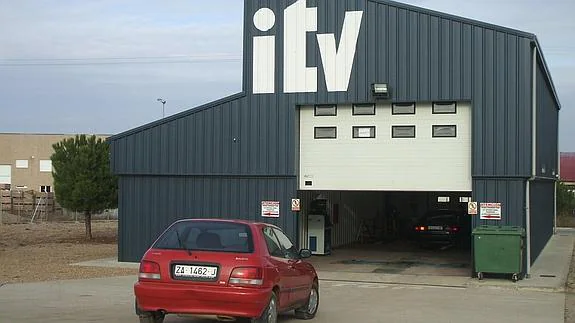 Un vehículo se dirige hacia la estación de la ITV de Toro.