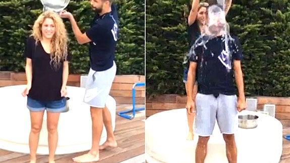 Shakira y Piqué se mojan con agua helada. 