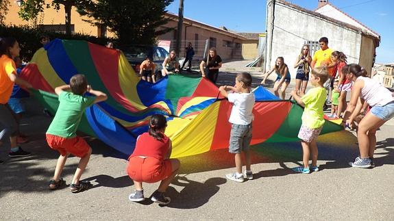 Los niños disfrutan de una de las acticvidades propuestas por la Diputación de Valladolid. J. L. Martín Arias.